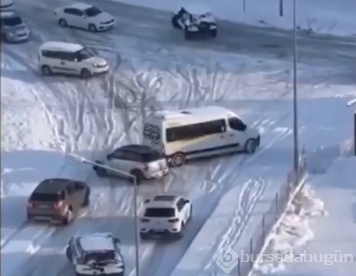 Kar yağışı Bursa'da trafiği felç etti! 