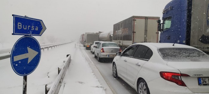 Kar yağışı Bursa'da trafiği felç etti! 