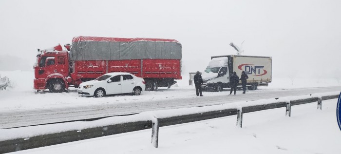 Kar yağışı Bursa'da trafiği felç etti! 