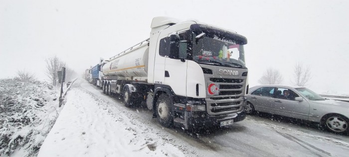 Kar yağışı Bursa'da trafiği felç etti! 