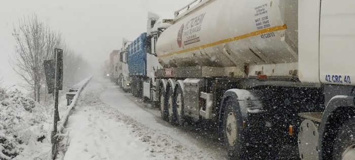 Kar yağışı Bursa'da trafiği felç etti! 