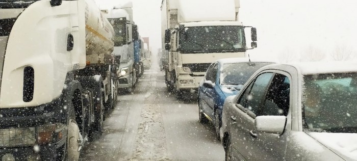 Kar yağışı Bursa'da trafiği felç etti! 