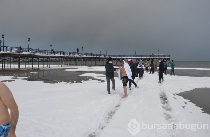 Kar yağışı Bursa'da trafiği felç etti! 