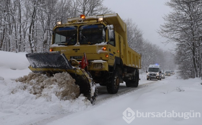 Kar yağışı Bursa'da trafiği felç etti! 