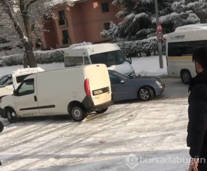 Kar yağışı Bursa'da trafiği felç etti! 
