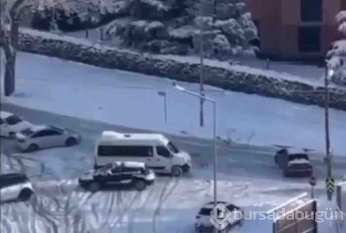 Kar yağışı Bursa'da trafiği felç etti! 