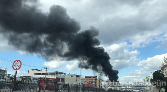 Bursa'da oto yedek parça dükkanında yangın