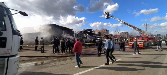 Bursa'da oto yedek parça dükkanında yangın