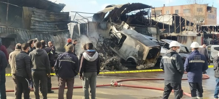 Bursa'da oto yedek parça dükkanında yangın