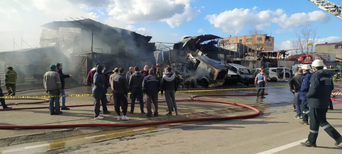 Bursa'da oto yedek parça dükkanında yangın