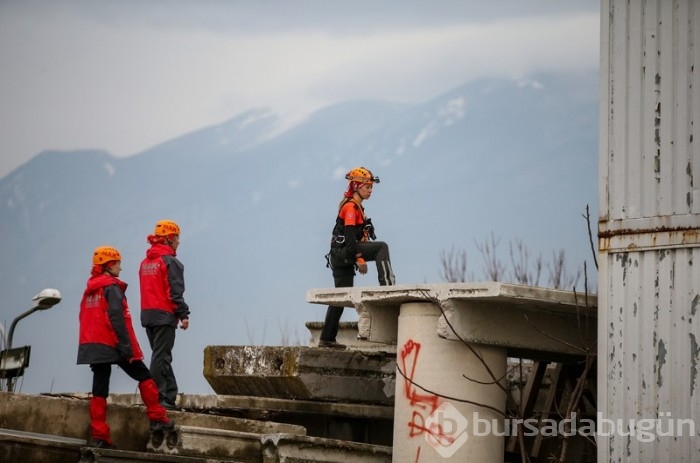 Bursa'da farklı meslek gruplarına mensup 30 kadın arama kurtarma gönüllüsü kadınlar hazır kıta bekliyor 