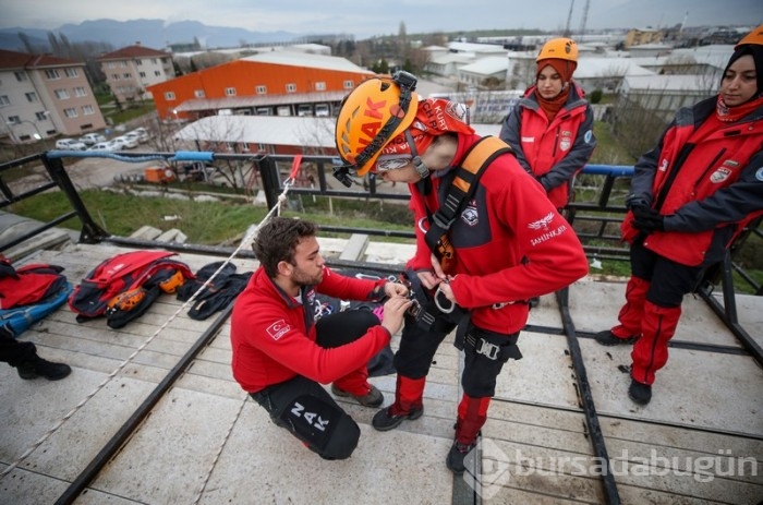 Bursa'da farklı meslek gruplarına mensup 30 kadın arama kurtarma gönüllüsü kadınlar hazır kıta bekliyor 