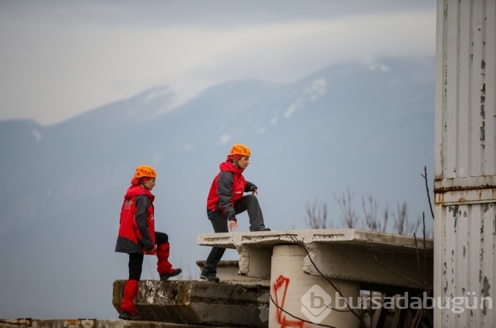 Bursa'da farklı meslek gruplarına mensup 30 kadın arama kurtarma gönüllüsü kadınlar hazır kıta bekliyor 