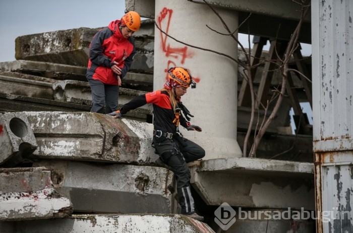 Bursa'da farklı meslek gruplarına mensup 30 kadın arama kurtarma gönüllüsü kadınlar hazır kıta bekliyor 