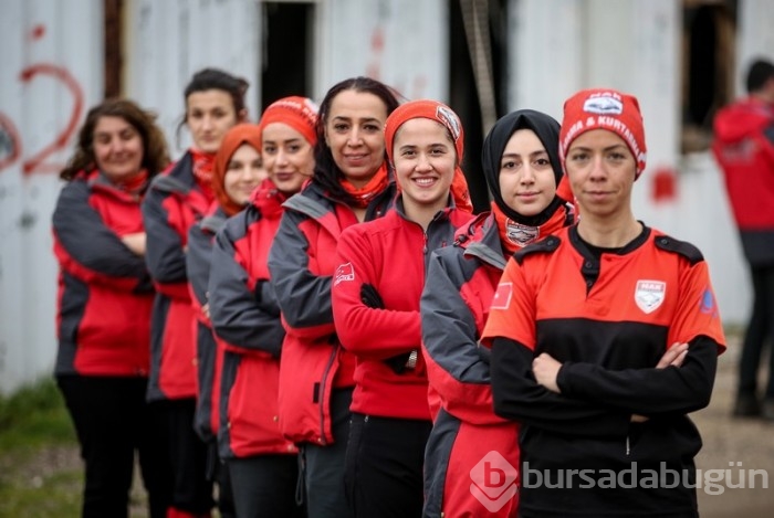 Bursa'da farklı meslek gruplarına mensup 30 kadın arama kurtarma gönüllüsü kadınlar hazır kıta bekliyor 