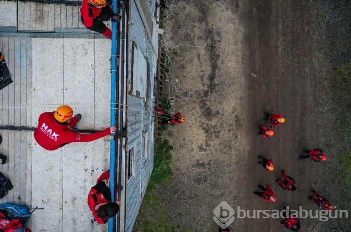 Bursa'da farklı meslek gruplarına mensup 30 kadın arama kurtarma gönüllüsü kadınlar hazır kıta bekliyor 