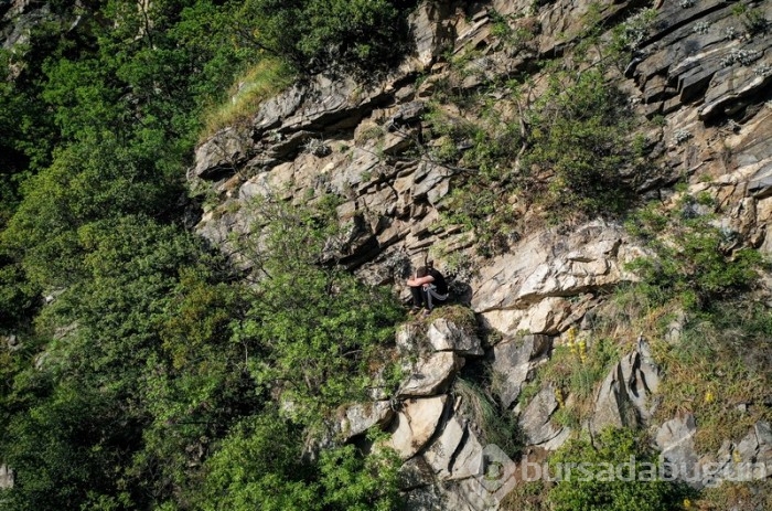 Bursa'da polislerden kaçmak için kayalıklara tırmandı, mahsur kaldı!