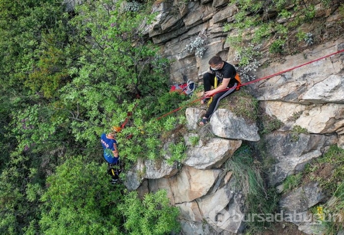 Bursa'da polislerden kaçmak için kayalıklara tırmandı, mahsur kaldı!