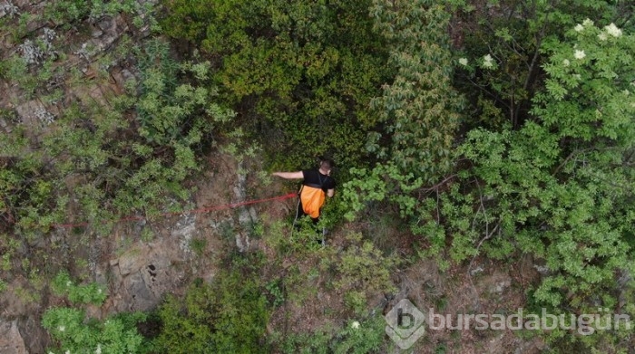 Bursa'da polislerden kaçmak için kayalıklara tırmandı, mahsur kaldı!