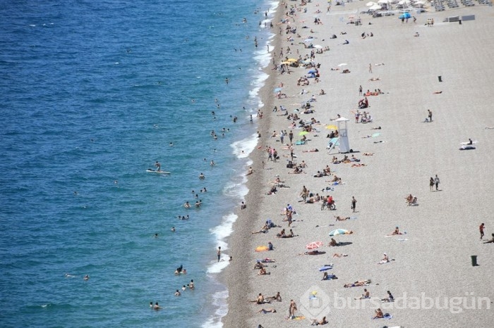 Deniz sırası yerli vatandaşlarda: Plajlar doldu taştı!
