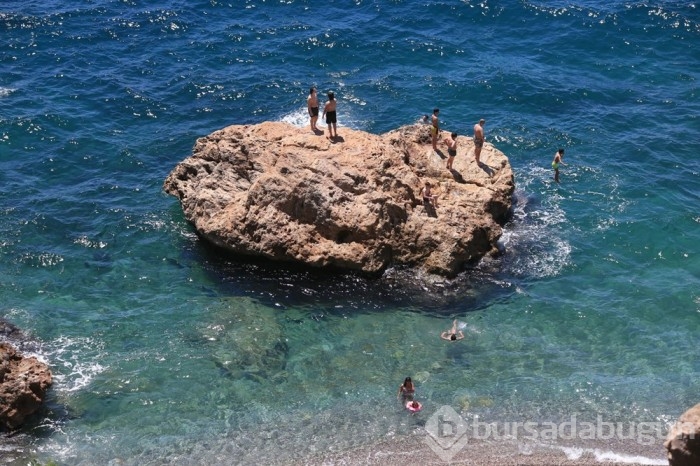 Deniz sırası yerli vatandaşlarda: Plajlar doldu taştı!
