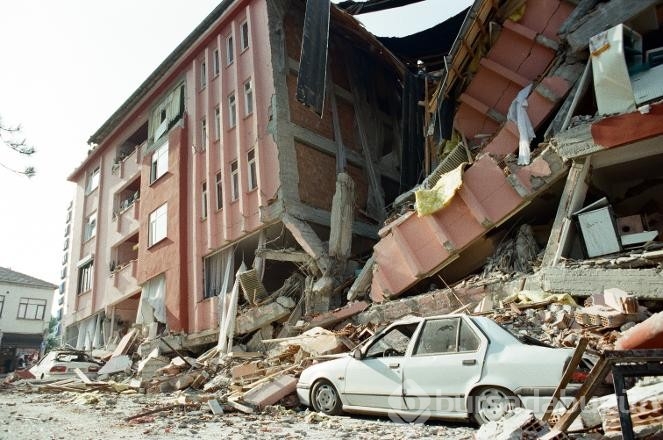 17 Ağustos depreminde akıllara kazınan görüntüler