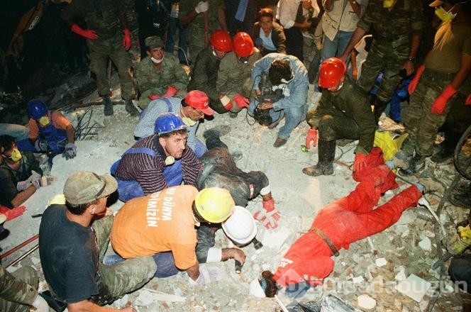 17 Ağustos depreminde akıllara kazınan görüntüler