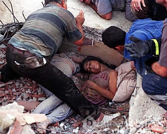 17 Ağustos depreminde akıllara kazınan görüntüler