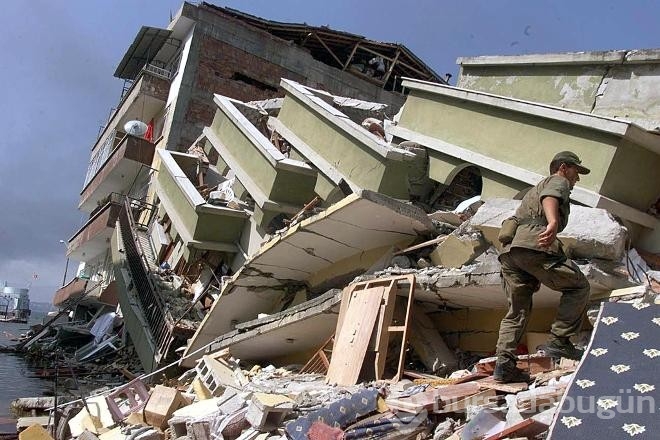 17 Ağustos depreminde akıllara kazınan görüntüler