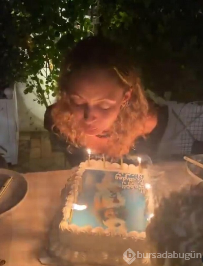 Nicole Richie doğum günü pastasındaki mumları üflerken saçları tutuştu