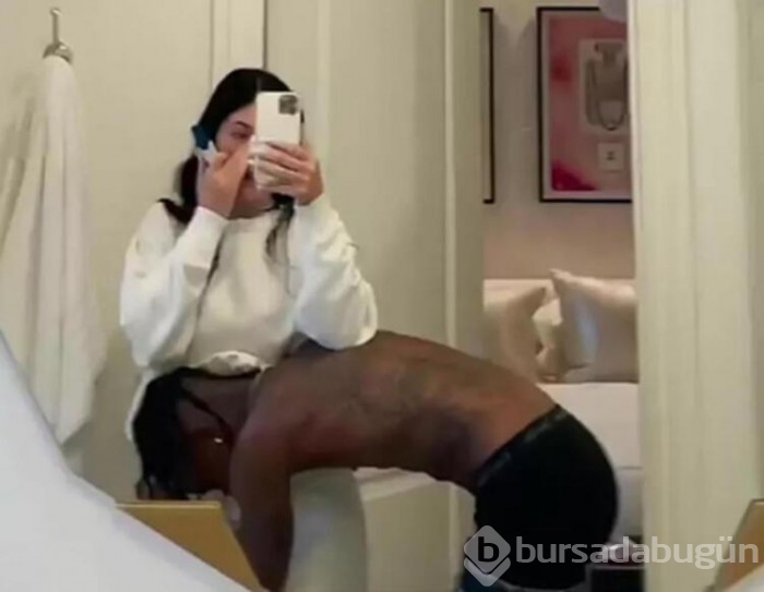 Kylie Jenner'dan karnı burnunda poz
