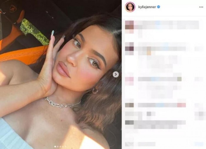 Kylie Jenner'dan karnı burnunda poz
