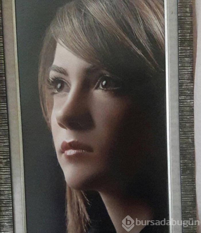 Burcu Özberk iddialı kıyafetiyle dikkat çekti!