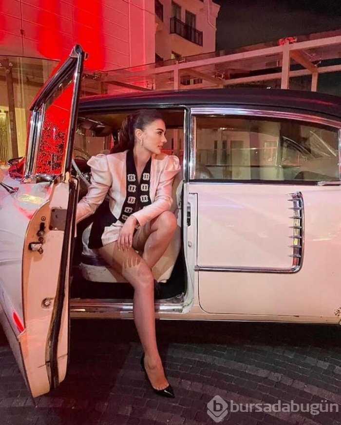 Burcu Özberk iddialı kıyafetiyle dikkat çekti!
