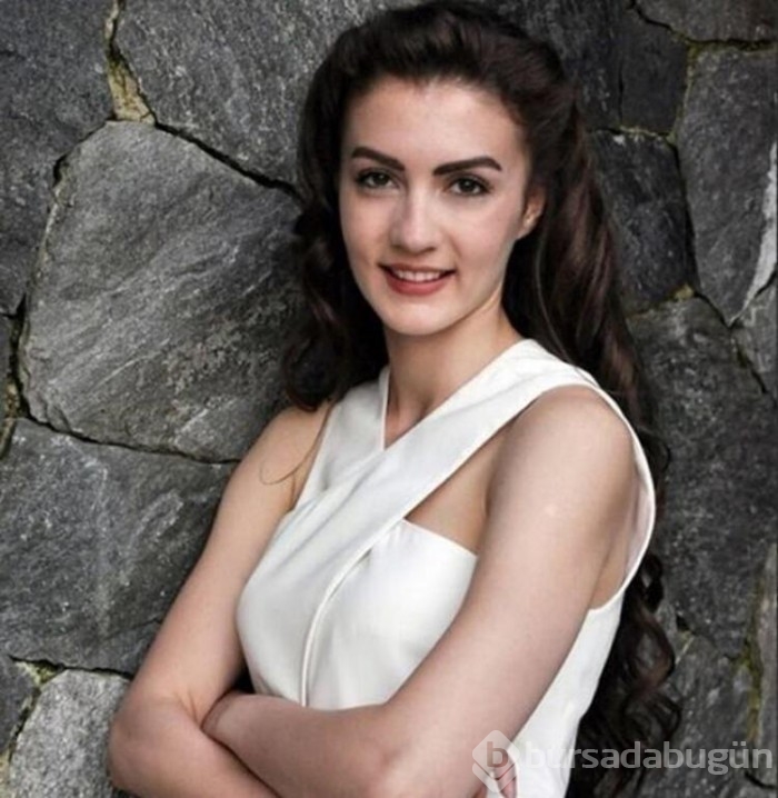 Burcu Özberk iddialı kıyafetiyle dikkat çekti!