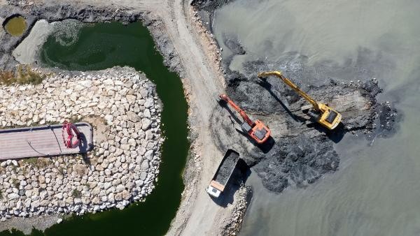 Van Gölü'nden 14 bin ton çamur çıkarıldı   