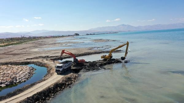 Van Gölü'nden 14 bin ton çamur çıkarıldı   