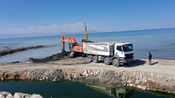 Van Gölü'nden 14 bin ton çamur çıkarıldı   