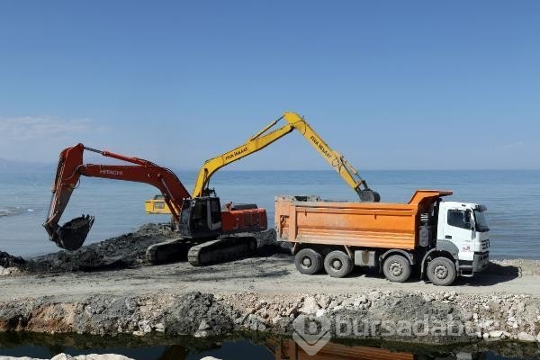 Van Gölü'nden 14 bin ton çamur çıkarıldı   