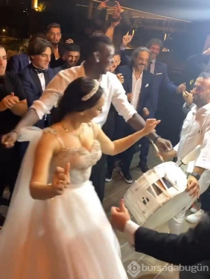 Balotelli düğünde çiftetelli oynadı