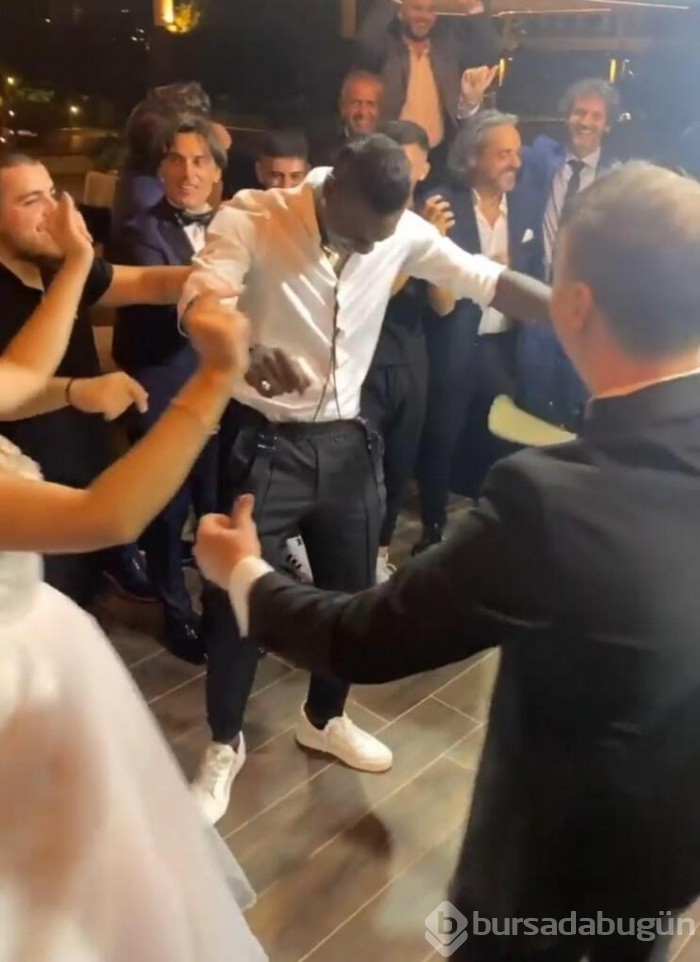 Balotelli düğünde çiftetelli oynadı
