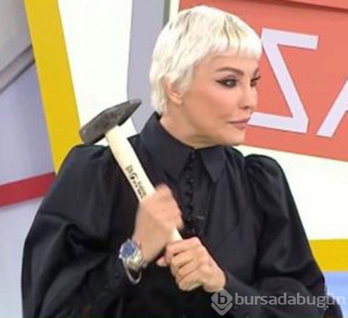 Deniz Akkaya canlı yayına çekiçle çıktı!
