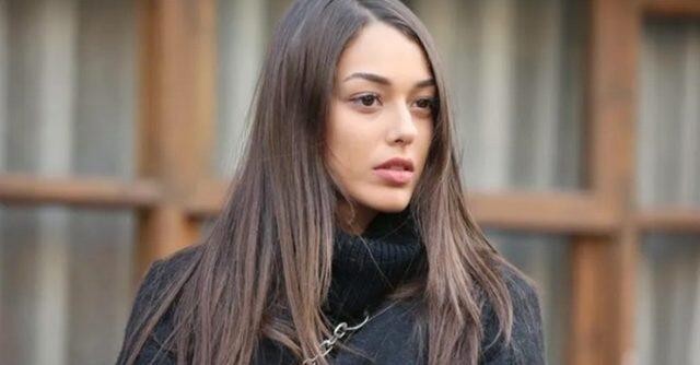 Dilan Çiçek Deniz, derin yırtmaçlı elbisesiyle dikkat çekti