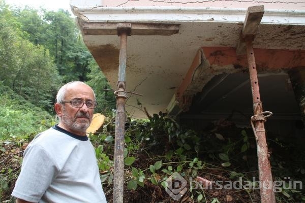 Heyelandan evin çökmemesi için demir ve odun kullanarak önlem