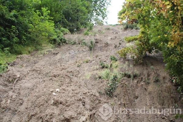Heyelandan evin çökmemesi için demir ve odun kullanarak önlem