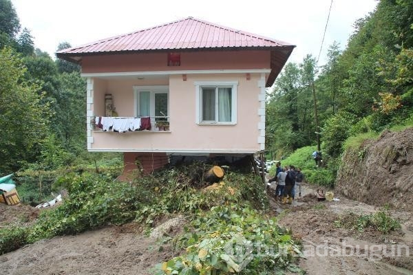 Heyelandan evin çökmemesi için demir ve odun kullanarak önlem