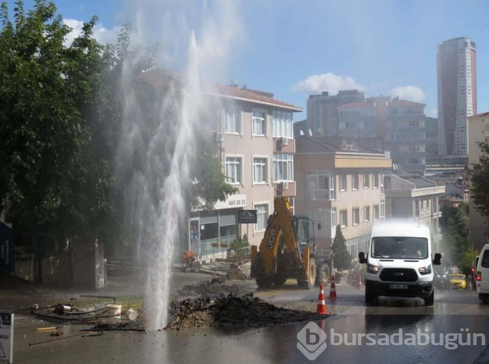 Çalışma yapıldığı sırada iş makinesi su borusunu patlattı