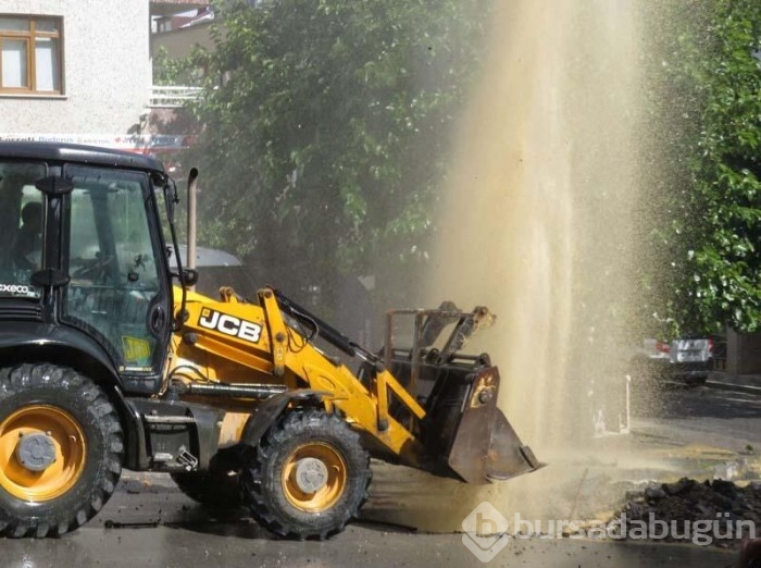 Çalışma yapıldığı sırada iş makinesi su borusunu patlattı