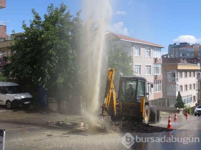Çalışma yapıldığı sırada iş makinesi su borusunu patlattı