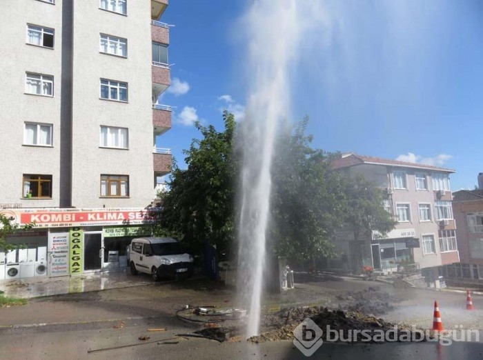 Çalışma yapıldığı sırada iş makinesi su borusunu patlattı